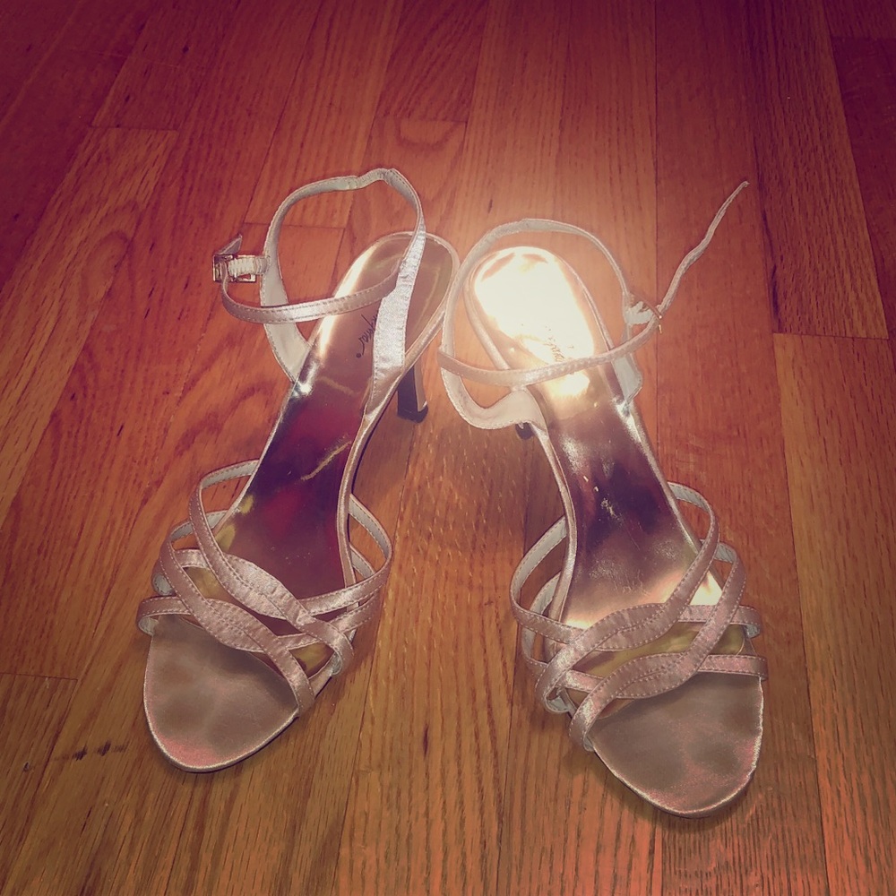 Perfect gold satin heels 👠✨